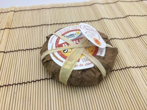 栗の葉に包まれているバノンチーズ
