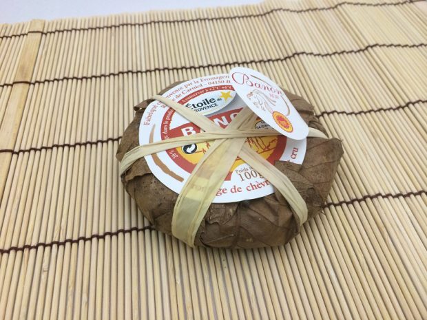 栗の葉に包まれているバノンチーズ